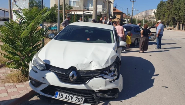 Burdur’da İki Otomobil Çarpıştı: 4 Yaralı