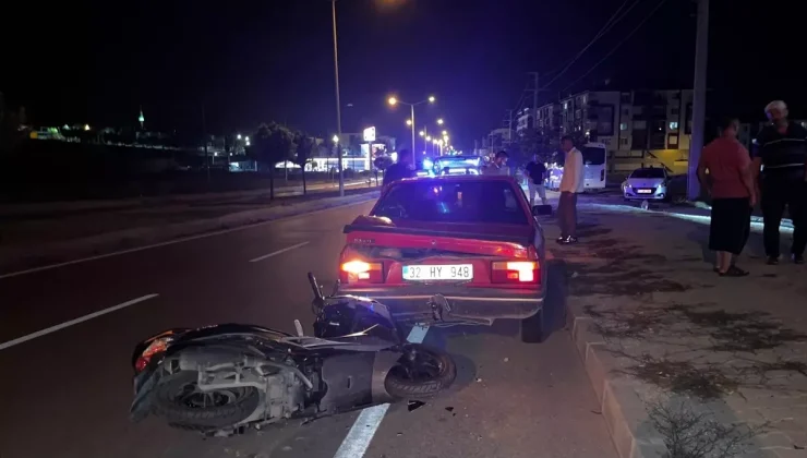 Burdur’da Motosikletin Otomobile Çarpması Sonucu 2 Kişi Yaralandı