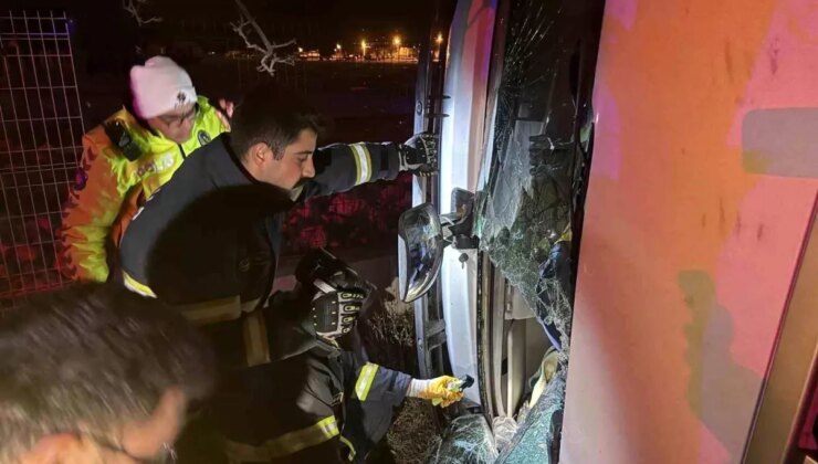 Burdur-Antalya Karayolunda Tır Devrildi: Sürücü Hastaneye Kaldırıldı